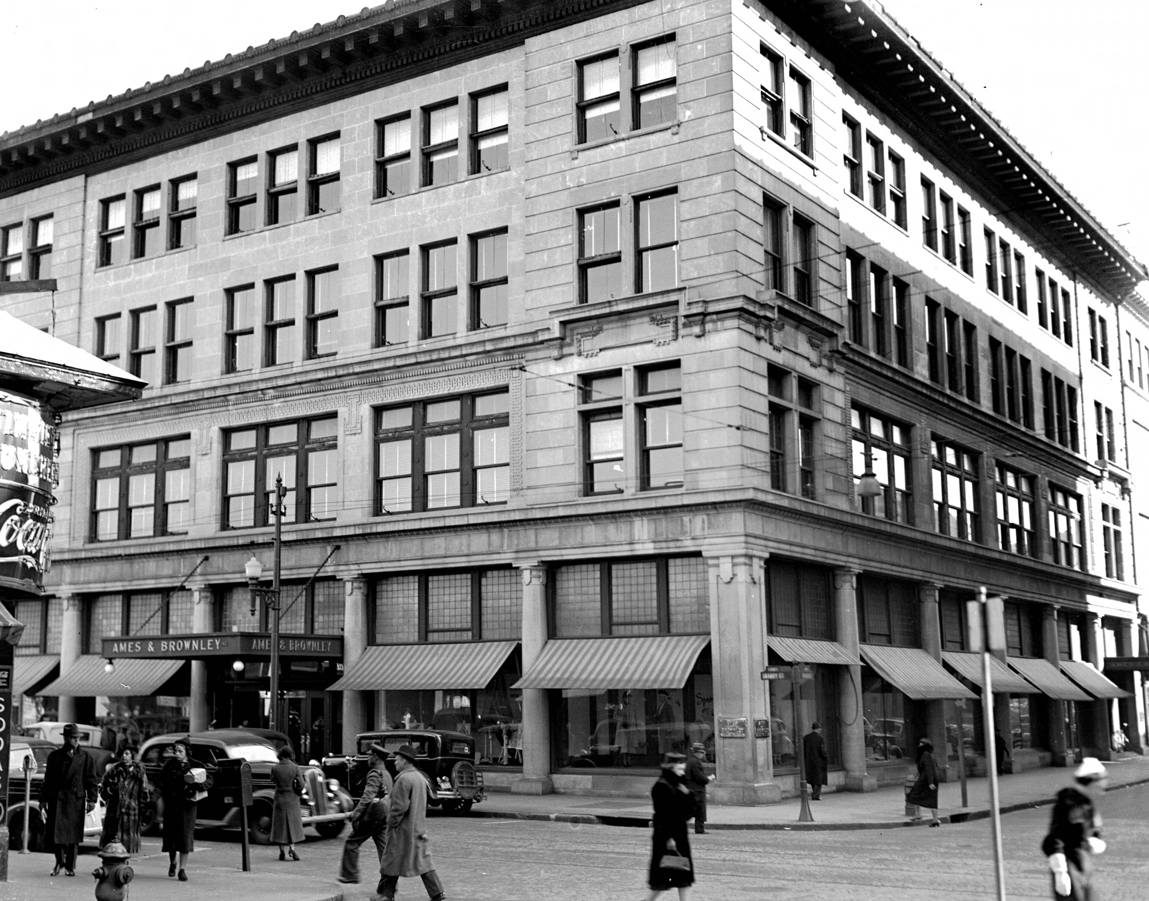 The Fergus Reid Building as Ames & Brownley Department Store in 1930, before Rice's occupied the building and joined it to the former Sears properties.