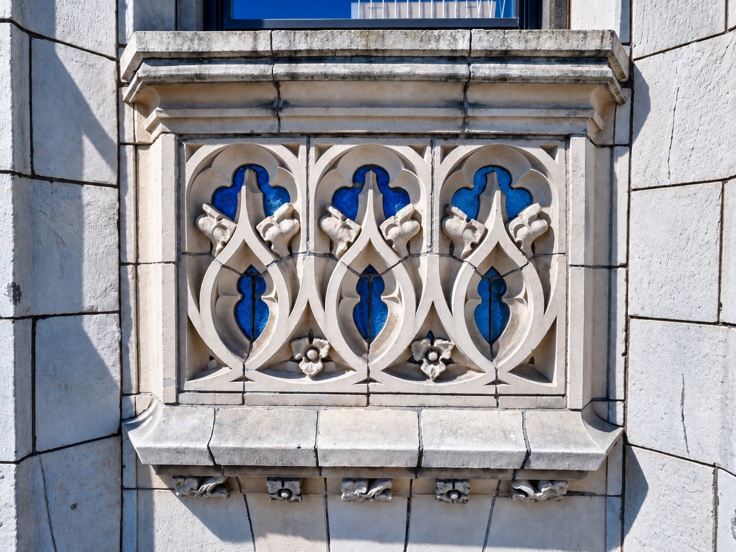 Polychrome tracery